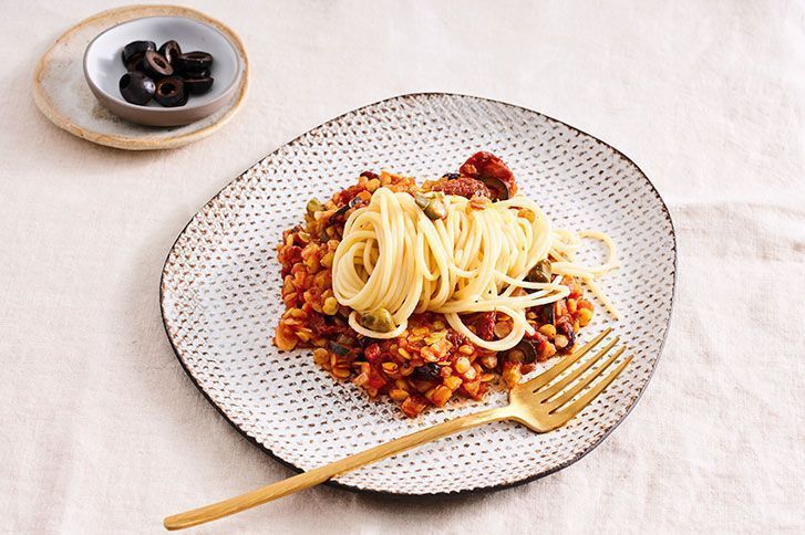 Спагетти с вялеными томатами и чечевично-каперсовым соусом