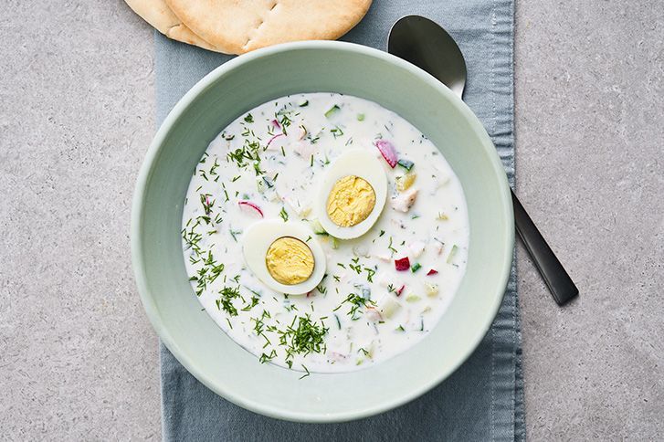 Окрошка на кефире с летними овощами и куриным филе